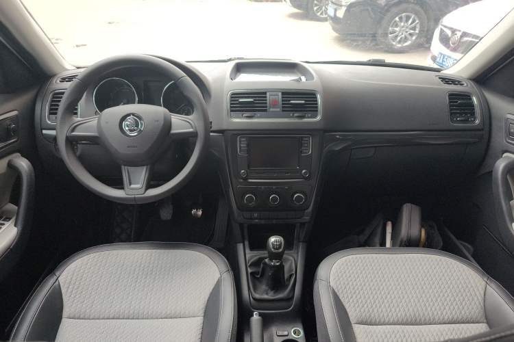 Used Skoda Yeti 2017 1.6L Manual Front-Wheel-Drive Version Center Console