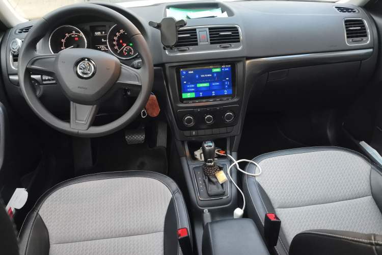 Used Skoda Yeti 2017 TSI280 DSG Advanced Edition Center Console