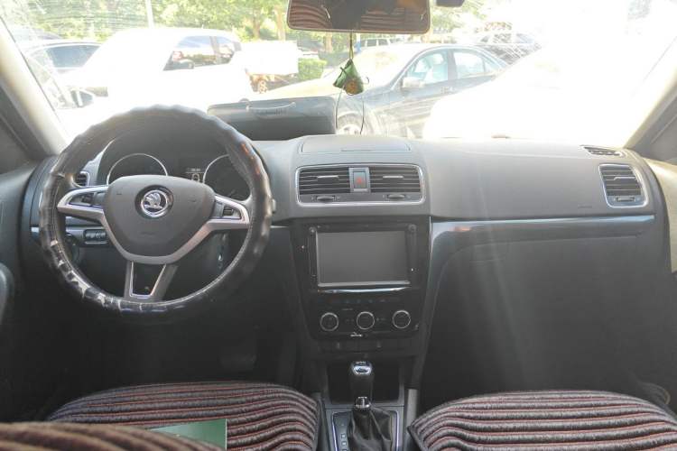 Used Skoda Yeti 2017 TSI280 DSG Innovation Edition Center Console