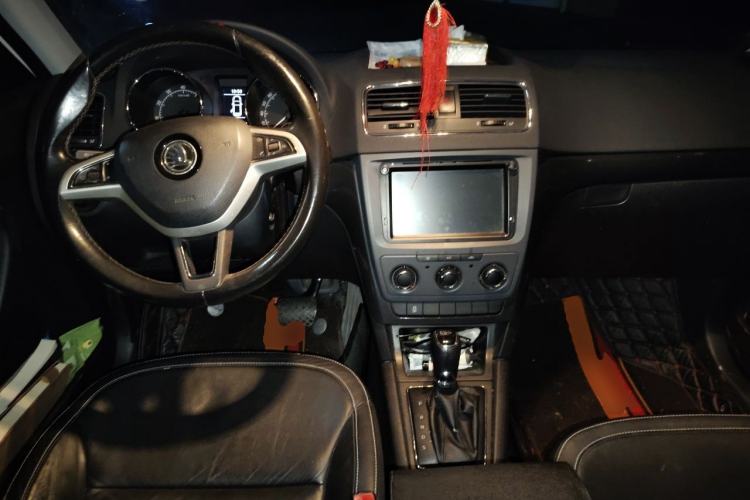 Used Skoda Yeti 2017 TSI280 DSG Car Enjoy Brothers Edition Center Console