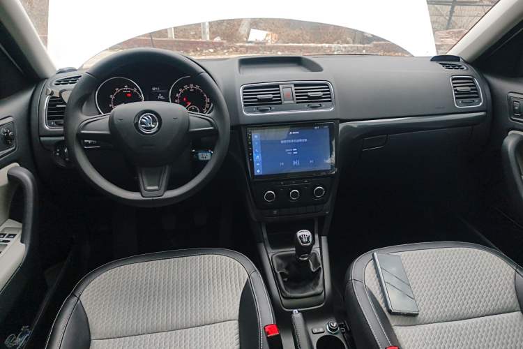 Used Skoda Yeti 2017 1.6L Manual Front-Wheel-Drive Version Center Console