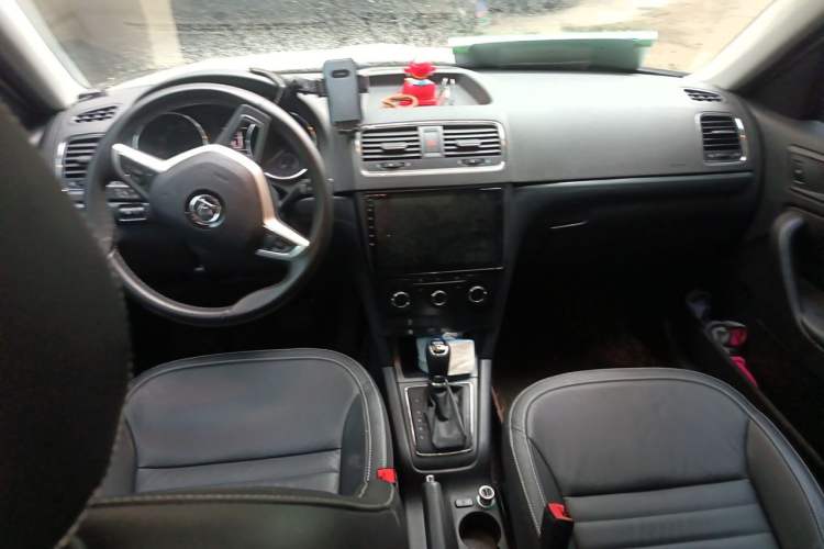 Used Skoda Yeti 2017 TSI280 DSG Car Enjoy Brothers Edition Center Console