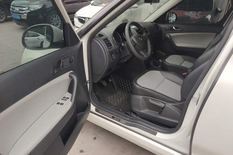 Used Skoda Yeti 2017 1.6L Manual Front-Wheel-Drive Version Driver Seat