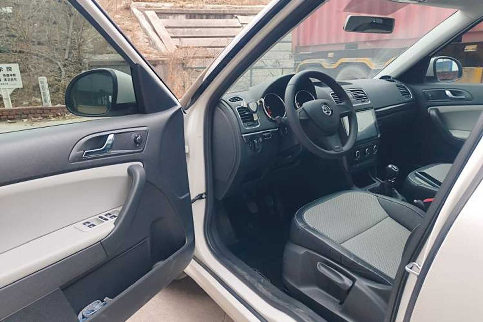 Used Skoda Yeti 2017 1.6L Manual Front-Wheel-Drive Version Driver Seat