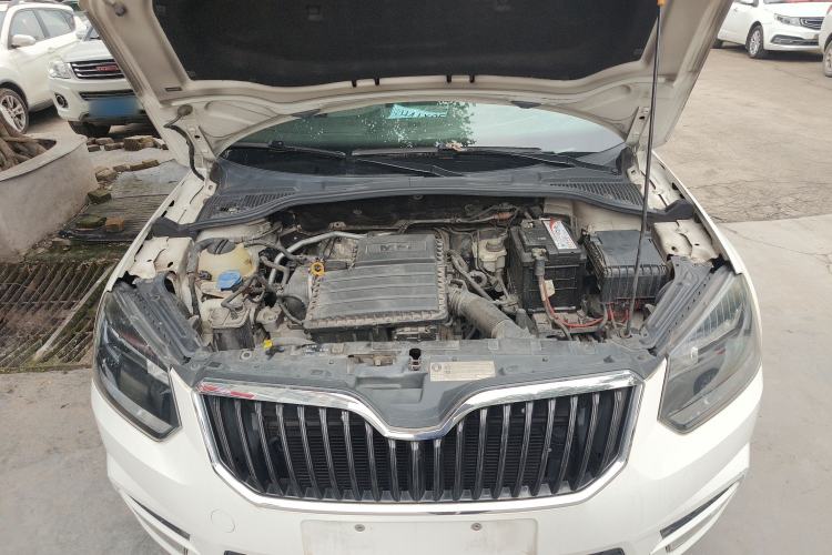 Used Skoda Yeti 2017 1.6L Manual Front-Wheel-Drive Version Engine Bay