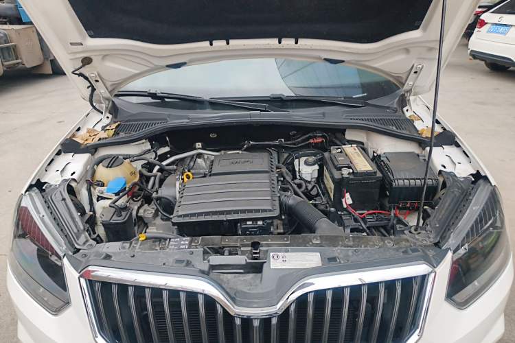 Used Skoda Yeti 2017 1.6L Manual Front-Wheel-Drive Version Engine Bay