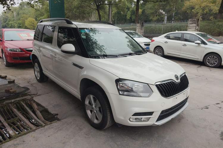 Used Skoda Yeti 2017 1.6L Manual Front-Wheel-Drive Version Front Right 45 Deg