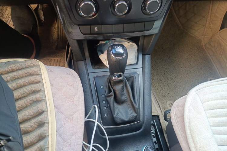 Used Skoda Yeti 2017 TSI280 DSG Advanced Edition Gear Lever