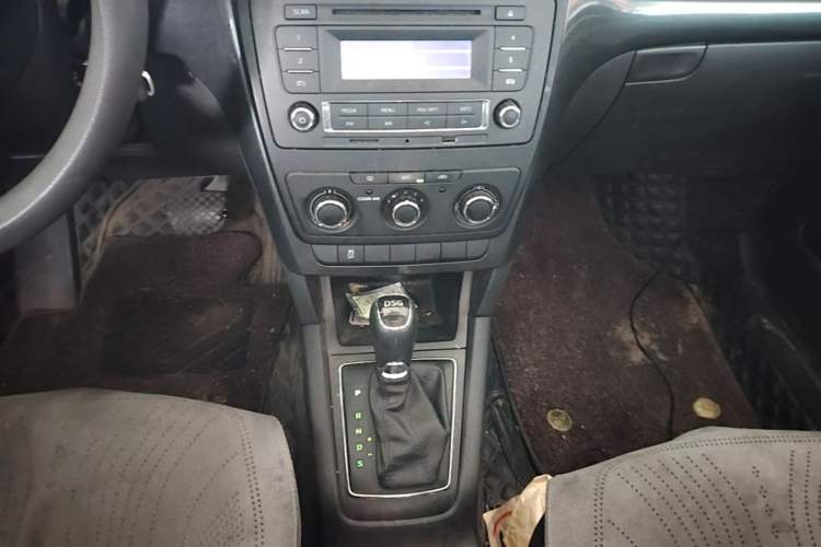 Used Skoda Yeti 2017 TSI280 DSG Advanced Edition Gear Lever