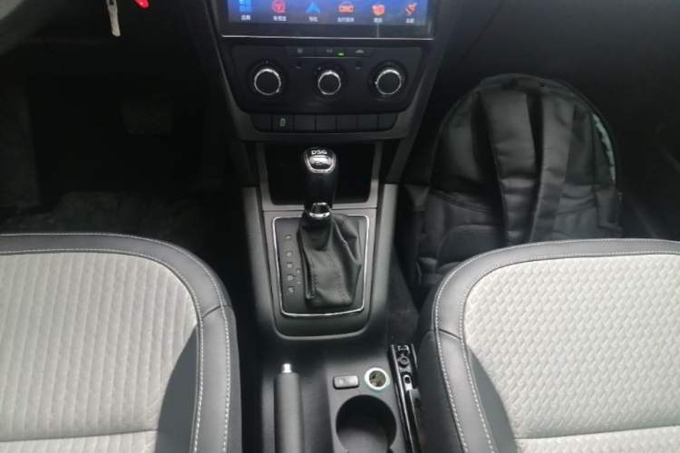 Used Skoda Yeti 2017 TSI280 DSG Advanced Edition Gear Lever