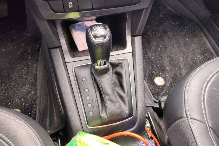 Used Skoda Yeti 2017 TSI280 DSG Car Enjoy Brothers Edition Gear Lever