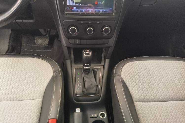 Used Skoda Yeti 2017 TSI280 DSG Advanced Edition Gear Lever