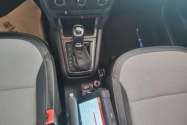 Used Skoda Yeti 2017 TSI280 DSG Advanced Edition Gear Lever