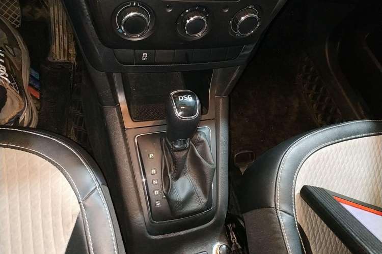 Used Skoda Yeti 2017 TSI280 DSG Advanced Edition Gear Lever