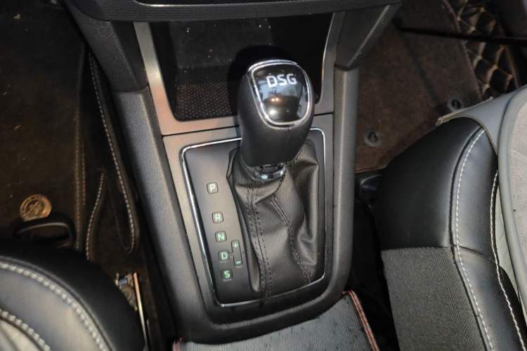Used Skoda Yeti 2017 TSI280 DSG Advanced Edition Gear Lever
