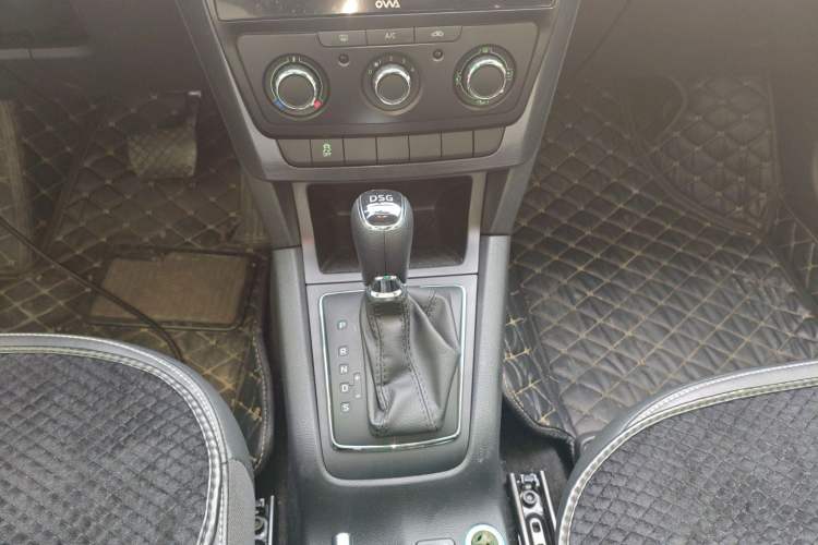 Used Skoda Yeti 2017 TSI280 DSG Advanced Edition Gear Lever