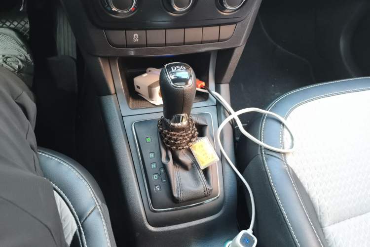 Used Skoda Yeti 2017 TSI280 DSG Advanced Edition Gear Lever
