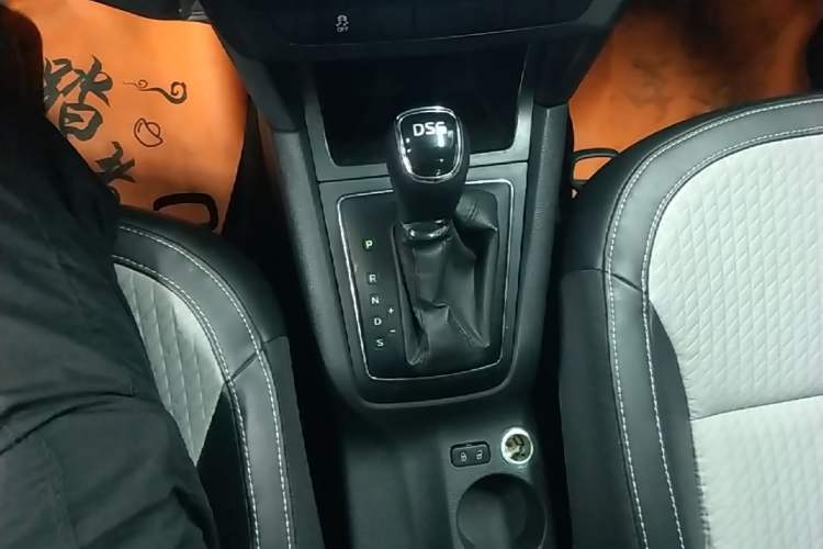 Used Skoda Yeti 2017 TSI280 DSG Advanced Edition Gear Lever