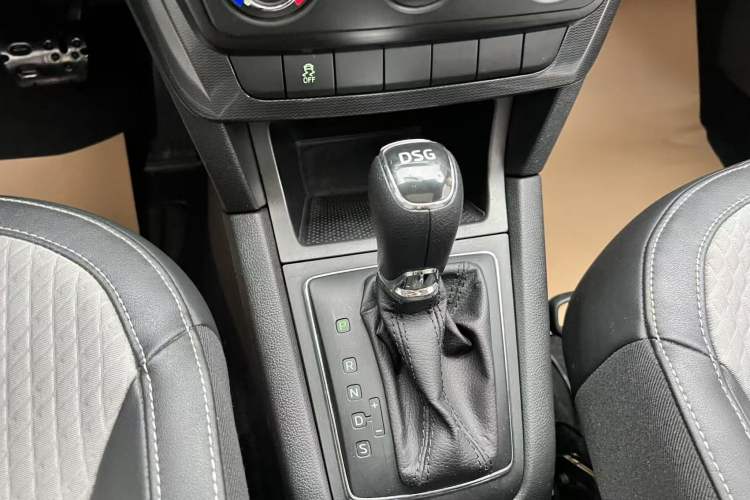 Used Skoda Yeti 2017 TSI280 DSG Advanced Edition Gear Lever