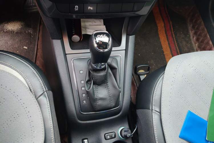 Used Skoda Yeti 2017 TSI280 DSG Advanced Edition Gear Lever