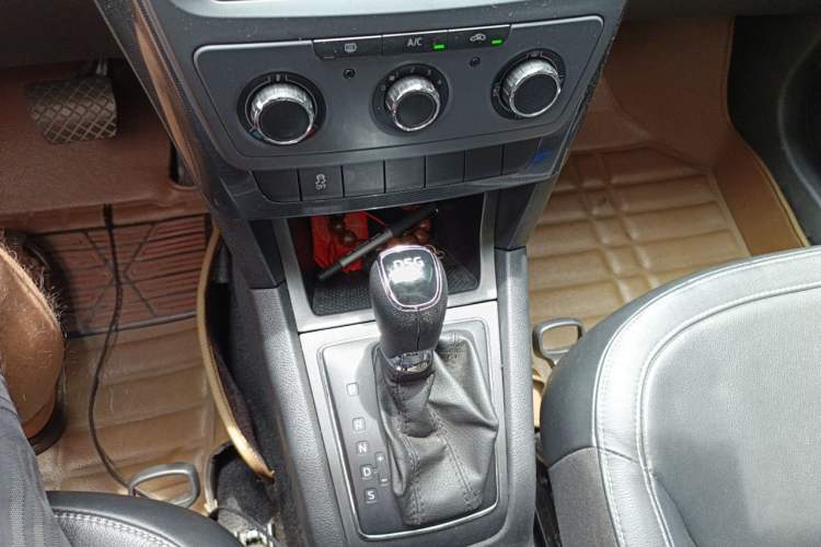 Used Skoda Yeti 2017 TSI280 DSG Car Enjoy Brothers Edition Gear Lever