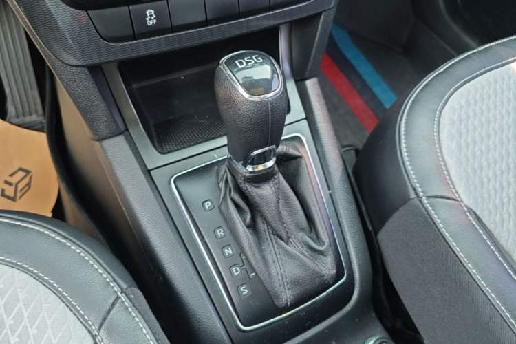 Used Skoda Yeti 2017 TSI280 DSG Advanced Edition Gear Lever