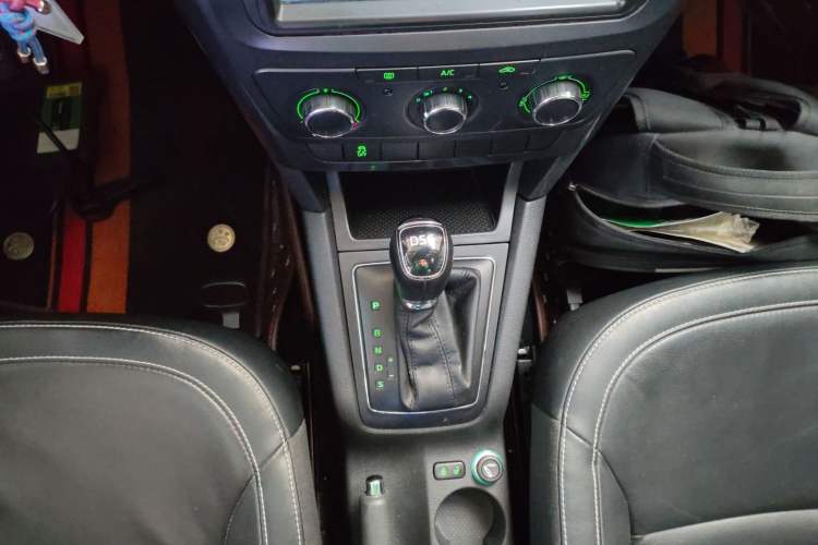 Used Skoda Yeti 2017 TSI280 DSG Car Enjoy Brothers Edition Gear Lever