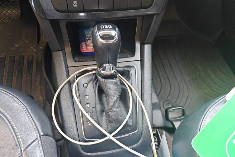 Used Skoda Yeti 2017 TSI280 DSG Car Enjoy Brothers Edition Gear Lever