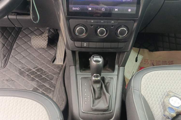 Used Skoda Yeti 2017 TSI280 DSG Advanced Edition Gear Lever