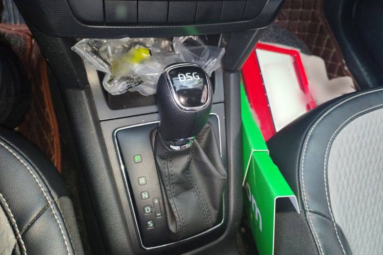 Used Skoda Yeti 2017 TSI280 DSG Advanced Edition Gear Lever