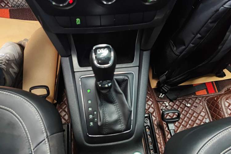 Used Skoda Yeti 2017 TSI280 DSG Car Enjoy Brothers Edition Gear Lever