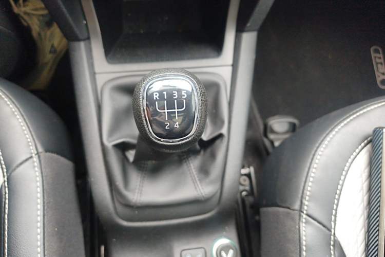 Used Skoda Yeti 2017 1.6L Manual Front-Wheel-Drive Version Gear Lever