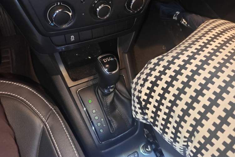 Used Skoda Yeti 2017 TSI280 DSG Car Enjoy Brothers Edition Gear Lever