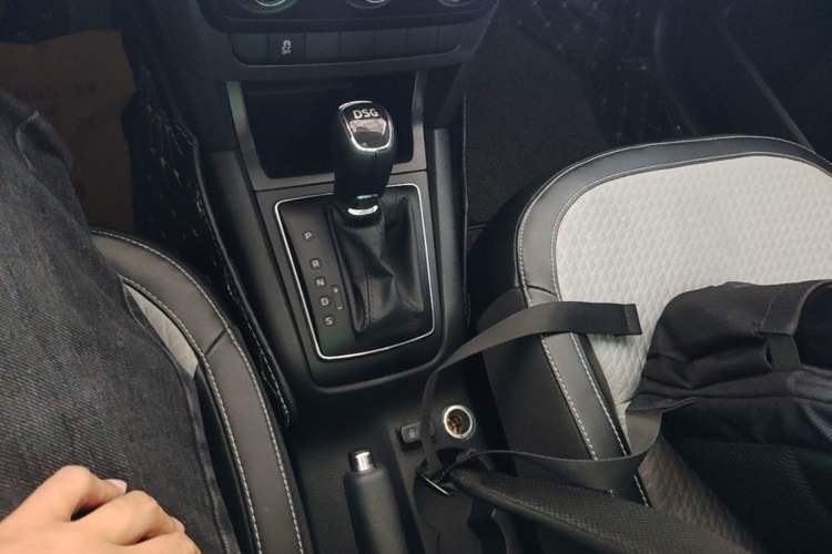 Used Skoda Yeti 2017 TSI280 DSG Advanced Edition Gear Lever