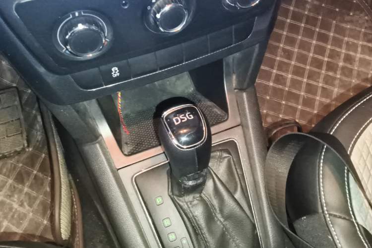 Used Skoda Yeti 2017 TSI280 DSG Advanced Edition Gear Lever