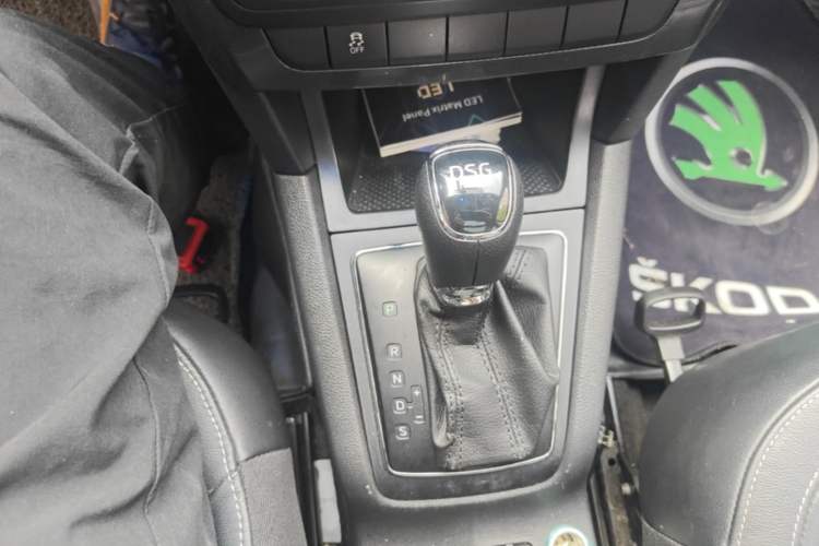 Used Skoda Yeti 2017 TSI280 DSG Car Enjoy Brothers Edition Gear Lever