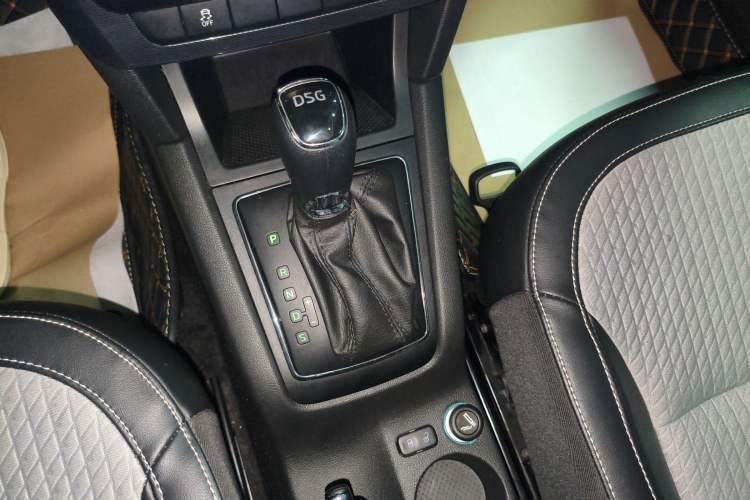 Used Skoda Yeti 2017 TSI280 DSG Advanced Edition Gear Lever