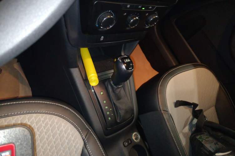 Used Skoda Yeti 2017 TSI280 DSG Advanced Edition Gear Lever
