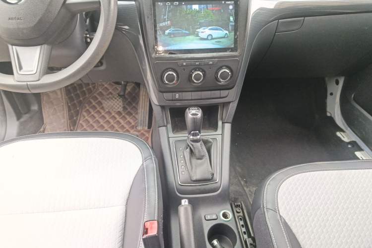 Used Skoda Yeti 2017 TSI280 DSG Advanced Edition Gear Lever