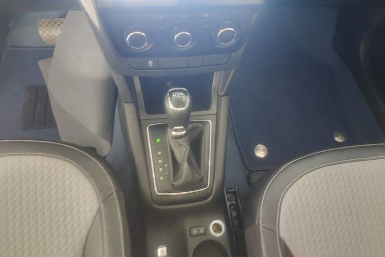 Used Skoda Yeti 2017 TSI280 DSG Advanced Edition Gear Lever