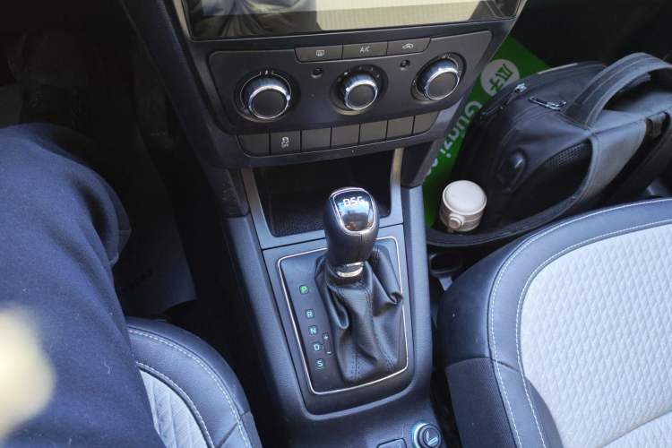Used Skoda Yeti 2017 TSI280 DSG Advanced Edition Gear Lever