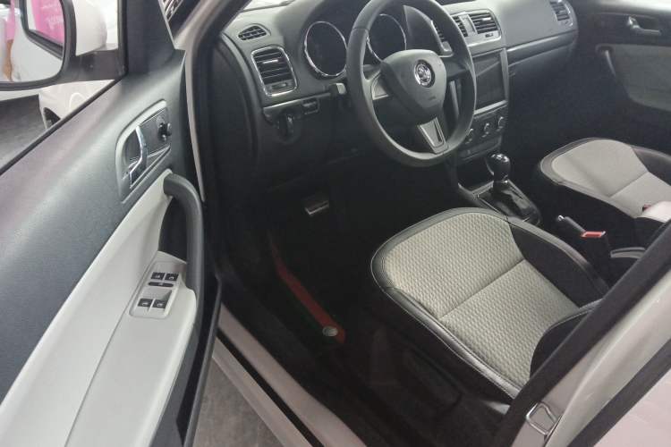Used Skoda Yeti 2017 TSI280 DSG Advanced Edition Interior 2
