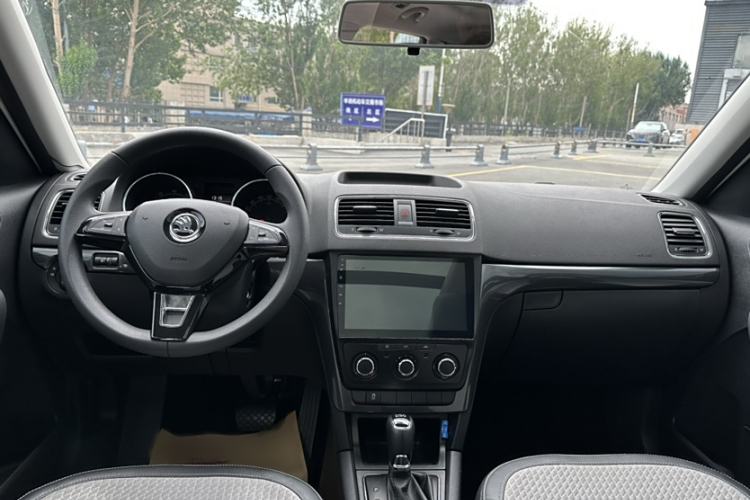 Used Skoda Yeti 2017 TSI280 DSG Advanced Edition Interior 4