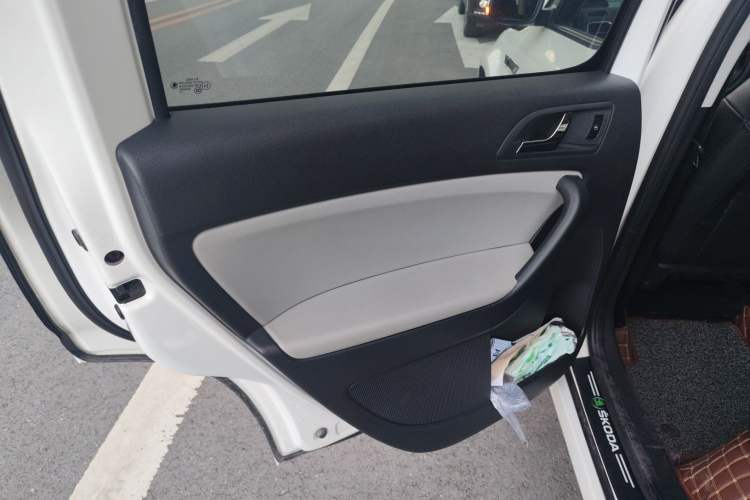 Used Skoda Yeti 2017 TSI280 DSG Advanced Edition Interior 8