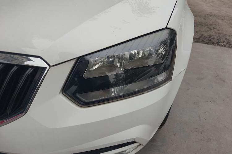 Used Skoda Yeti 2017 1.6L Manual Front-Wheel-Drive Version Left Front Headlight