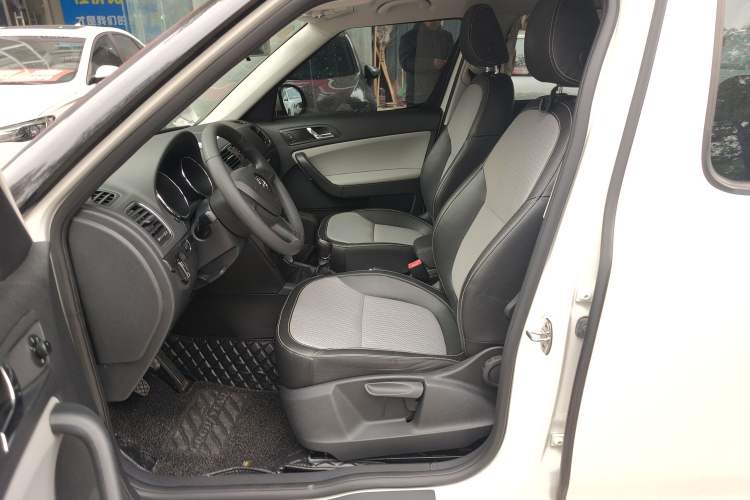 Used Skoda Yeti 2017 1.6L Manual Front-Wheel-Drive Version Left Front Seat