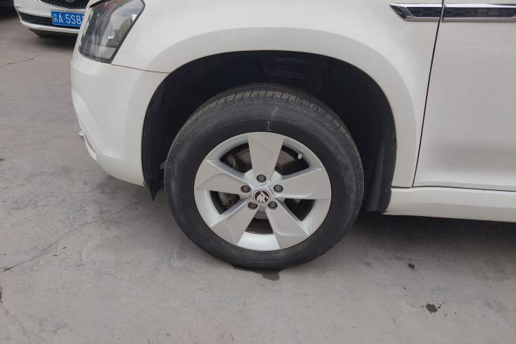 Used Skoda Yeti 2017 1.6L Manual Front-Wheel-Drive Version Left Front Wheel Hub