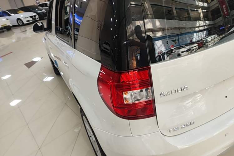 Used Skoda Yeti 2017 TSI280 DSG Advanced Edition Rear Left 45 Deg