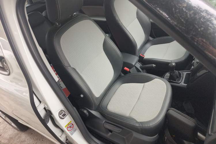 Used Skoda Yeti 2017 1.6L Manual Front-Wheel-Drive Version Right Front Seat