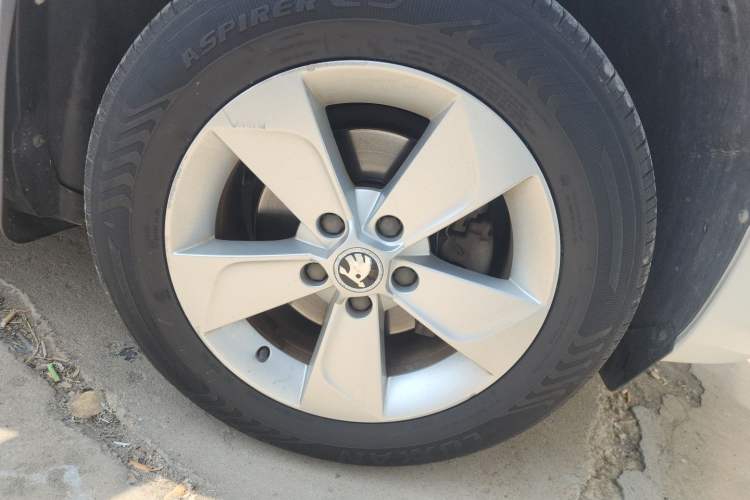 Used Skoda Yeti 2017 TSI280 DSG Advanced Edition Right Front Wheel Hub